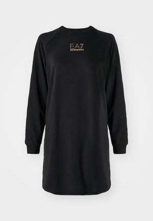 Czarna sukienka z długim rękawem, okrągłym dekoltem i teksturowanym materiałem. Posiada złote logo "EA7 Emporio Armani" na piersi.