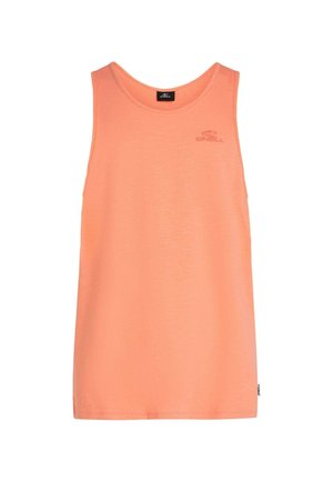 Breskvasta majica brez rokavov iz lahkega blaga; ima okrogel izrez, brez rokavov in majhen vtisnjen logotip spredaj.