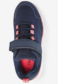 Marineblaue Sportschuh mit Obermaterial aus Mesh, pinken Akzenten, verstellbarem Riemen und gepolstertem Kragen. Graue Gummisohle mit strukturiertem Grip.