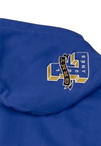 Felpa blu con cappuccio, con un grafico ricamato in oro e bianco che presenta lettere stilizzate e un design a nastro sul fronte.