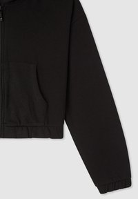 Felpa corta nera in tessuto morbido, con chiusura con zip, polsini elastici e una tasca frontale singola con dettaglio di cucitura.