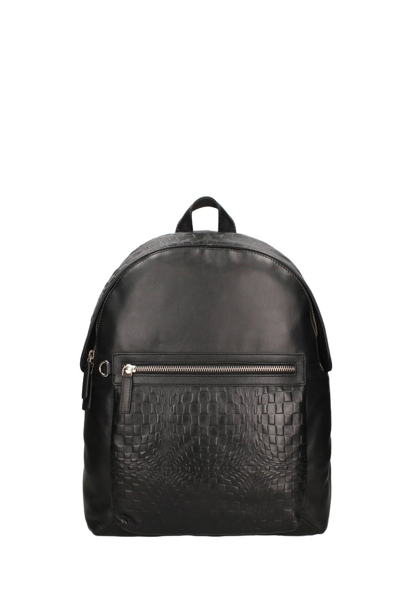 Sac à dos en cuir noir d'une forme arrondie. Présente un motif crocodile texturé à l'avant, une fermeture éclair argentée et une poignée supérieure pour le transport.