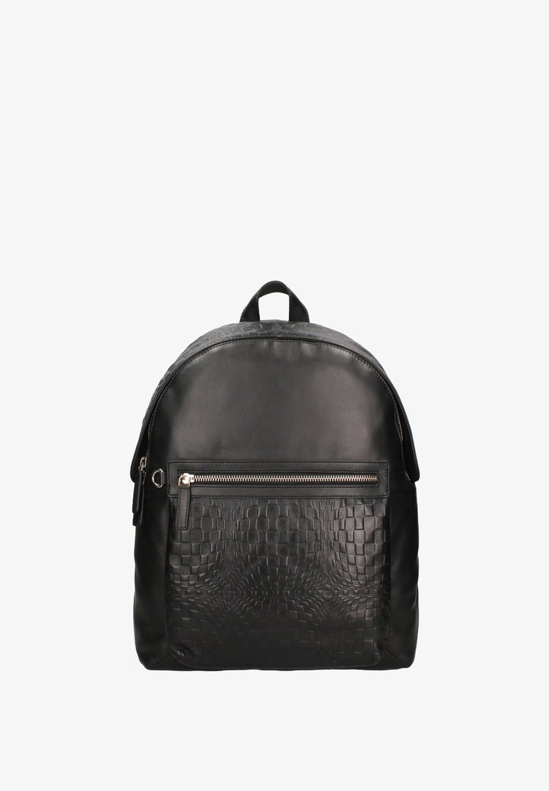 Sac à dos en cuir noir d'une forme arrondie. Présente un motif crocodile texturé à l'avant, une fermeture éclair argentée et une poignée supérieure pour le transport.