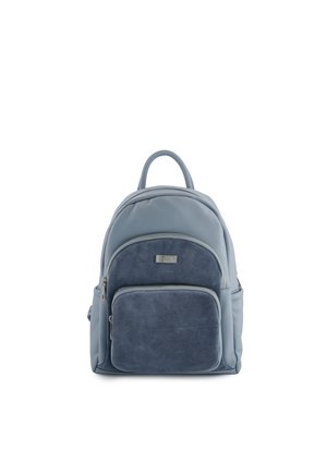 Malý modrý batoh s texturovaným hlavním tělem, semišovou přední kapsou, horním poutkem a dvěma bočními kapsami, zobrazený na bílém pozadí.