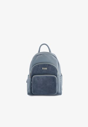 Kleine blauwe rugzak met gestructureerd hoofdmateriaal, suède voorvak, bovenste handvat en twee zijvakken, afgebeeld op een witte achtergrond.
