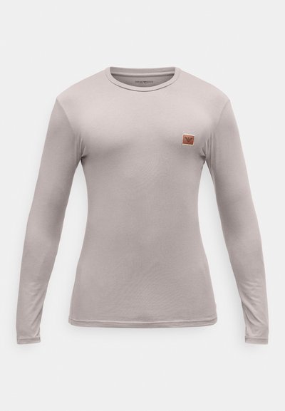 Camiseta de manga longa cinza claro com decote redondo e pequeno logótipo castanho à esquerda do peito.