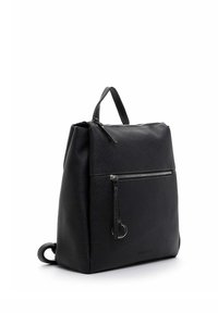 Mustast nahast seljakott, millel on ülaosa käepide, eesmine lukuga tasku rõngastõmblusega ja reguleeritavad õlarihmad, esitatud valgel taustal.