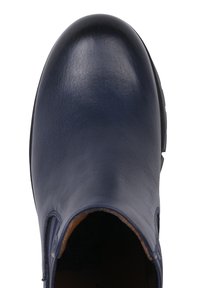 Marineblaue Leder-Ankle Boots mit abgerundeter Zehenpartie, elastischen Seiteneinsätzen und strukturiertem Finish; flache Gummisohle; robuste Verarbeitung.