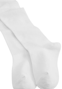 Weiße Baumwollsocken mit glatter Textur, mittlerer Höhe und verstärktem Zehenbereich. Einfaches Design, keine Muster oder Akzente vorhanden.