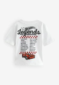 Tricou din bumbac alb cu textul "Legendele Hot Wheels", un grafic cu o mașină roșie și o listă de nume de mașini în fonturi negre și roșii.