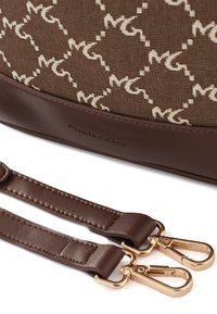Borsa a mano in tessuto marrone con motivo geometrico bianco, dettagli in pelle, accessori in metallo dorato e cinturini marroni rimovibili, con dettaglio del logo.