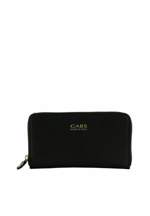 Portefeuille en cuir noir avec logo doré en relief "GABS MADE IN ITALY", fermeture zippée, forme rectangulaire, texture lisse, design minimal.