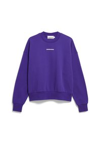 Paarse crewneck sweatshirt met lange mouwen en kleine witte tekst "ARMEDANGELS" gecentreerd op de borst, geribde manchetten en zoom.