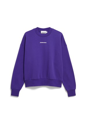 Paarse crewneck sweatshirt met lange mouwen en kleine witte tekst "ARMEDANGELS" gecentreerd op de borst, geribde manchetten en zoom.