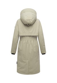 Beige gewatteerde jas met hoge kraag en capuchon. Voorzien van een elastische taille, zwarte manchetten en een gesplitste achterkant voor extra bewegingsvrijheid.