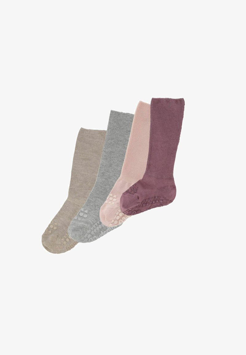 Quatre chaussettes montant jusqu'aux genoux en beige, gris, rose pâle et mauve, chacune avec des bandes antidérapantes sous la semelle.
