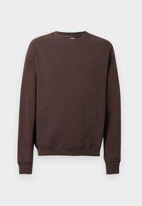 Sudadera marrón de tejido suave, con cuello redondo, mangas largas, puños acanalados y un pequeño logo en el pecho.