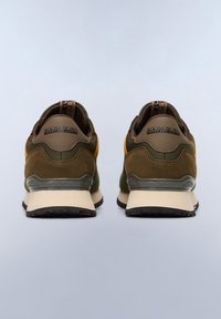 Ruskea ja oliivinvihreä sneakers, joissa on nubukki- ja verkkomateriaaleja, joissa on beige pohja ja keltaisia yksityiskohtia. Kenkien takaosassa on näyttävä tekstuuri.