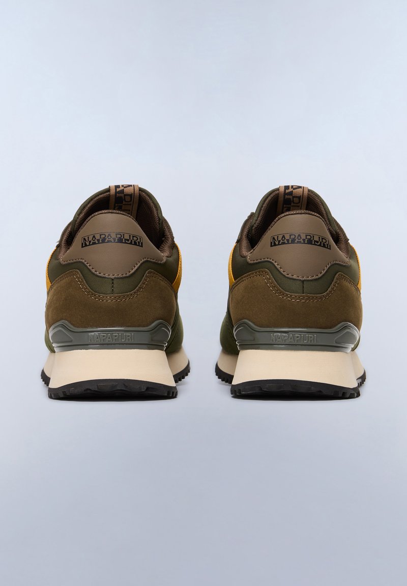 Zapatillas marrones y verde oliva con materiales de ante y malla, que presentan una suela beige y acentos amarillos, mostrando un diseño trasero texturizado.