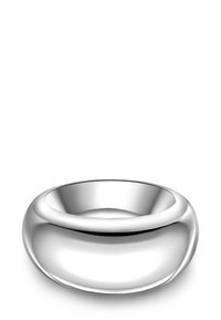 Anillo metálico plateado con una superficie lisa y pulida. Forma redondeada con diseño de banda continua, que presenta un brillo reflectante.