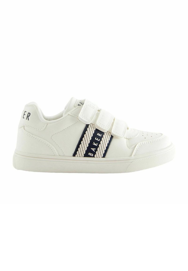 Zapatillas sintéticas blancas con dos correas de velcro, rayas laterales en azul marino y crema, puntera redonda y suela de goma texturizada. "BAKER" impreso en la parte superior.
