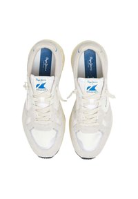 Zapatillas deportivas blancas con parte superior de ante y malla, punta redonda, diseño con cordones y un logo azul y blanco en la lengüeta.