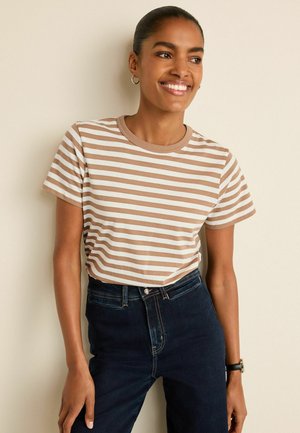 Striped t-shirt in brown and cream, with a round neckline and short sleeves. Paired with dark jeans, featuring a classic fit and button closure.