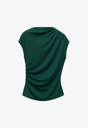 Mörkgrön ärmlös topp för kvinnor med rynkade detaljer vid midjan och en asymmetrisk halsringning på en vit bakgrund.