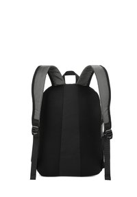 Sac à dos noir avec un dos et des bretelles en mesh rembourré. Il dispose de bretelles réglables et d'une forme ergonomique et épurée. Design simple sans logos visibles.