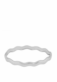 Vågig armbandsring i silverfärgad metall med en slät, polerad finish. Designen har undulerande kanter som skapar en flytande, organisk form.