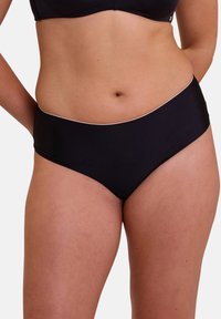 Bas de bikini noir avec une taille haute, texture lisse et un détail de ceinture contrastant clair. Convient pour les maillots de bain.