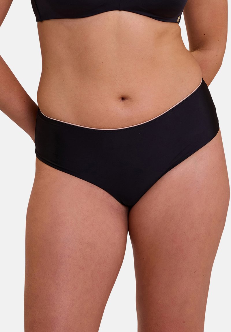 Bas de bikini noir avec une taille haute, texture lisse et un détail de ceinture contrastant clair. Convient pour les maillots de bain.