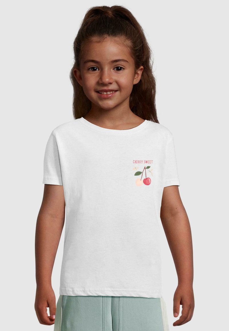 Hvit bomull T-skjorte med rund hals, med et "Cherry Sweet" trykk og illustrerte kirsebær i rosa og røde nyanser.