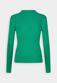 Pull vert en maille côtelée à manches longues avec une silhouette ajustée et un petit col, montré de dos sur un fond uni.