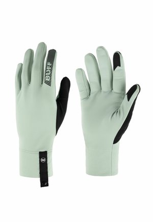 Par de guantes gris claro con puntas de dedos y palmas negras, un guante muestra la marca "BUFF" en la correa de la muñeca y el texto "EXCE" en el dedo.