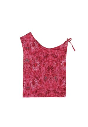 Top corto rojo floral de un solo hombro con detalle de lazo en la tira derecha, con estampados florales rosas y rojo oscuro sobre tela ligera.