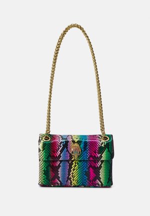 Petit sac à main rectangulaire à motif peau de serpent multicolore avec une bandoulière chaîne dorée, doté d'un fermoir décoratif doré en forme de main.
