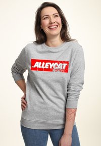 Šedá mikina s kulatým výstřihem, na které je výrazný červený grafický nápis "ALLEYCAT." Měkká textura, dlouhé rukávy a žebrované manžety.