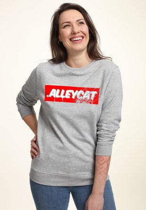 Grauer Sweatshirt mit Rundhalsausschnitt, ausgestattet mit einem kräftigen roten Grafikdruck mit der Aufschrift "ALLEYCAT". Weiche Textur mit langen Ärmeln und gerippten Bündchen.