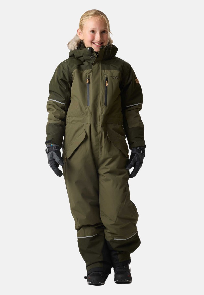 Olijfgroene geïsoleerde sneeuwoverall met capuchon, bontafwerking, ritszakken op de borst en zijkanten, elastische manchetten, versterkte knieën en reflecterende accenten.