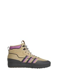 Höga sneakers i beige mocka och texturerat svart gummi, med lila detaljer och tre svarta ränder, metalliska snören och en vadderad krage.