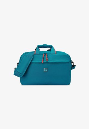 Una bolsa para portátil de color azul verdoso con un diseño rectangular elegante. Presenta acentos rojos, dos asas superiores y una correa de hombro desmontable.