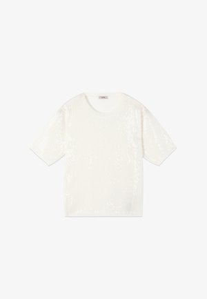 Biały krótki top z dzianiny z okrągłym dekoltem, pokryty małymi błyszczącymi cekinami, ułożony płasko na białym tle.