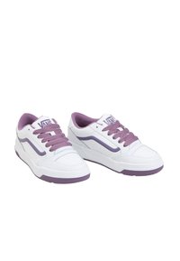 Sneakers in pelle bianca con accenti viola. Le caratteristiche includono lacci viola, una linguetta imbottita, una suola intermedia testurizzata e dettagli perforati.