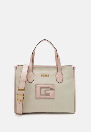 Sac en toile beige avec des accents rose clair, arborant un logo « G » texturé, des détails dorés, deux poignées et une bandoulière amovible.