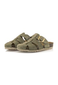 Sandales en suède vert olive avec un dessus perforé, deux lanières et une boucle en ton doré. Semelle en liège et semelle en caoutchouc beige pour une meilleure adhérence.