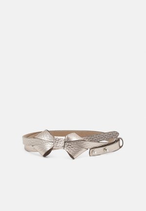 Ceinture en cuir texturé métallique avec une boucle décorative en forme de nœud papillon et une fermeture à double bouton-pression sur fond uni.