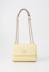 Borsa gialla trapuntata con tracolla a catena color oro e dettaglio con logo triangolare. Texture liscia e chiusura a pattina. Forma rettangolare compatta.