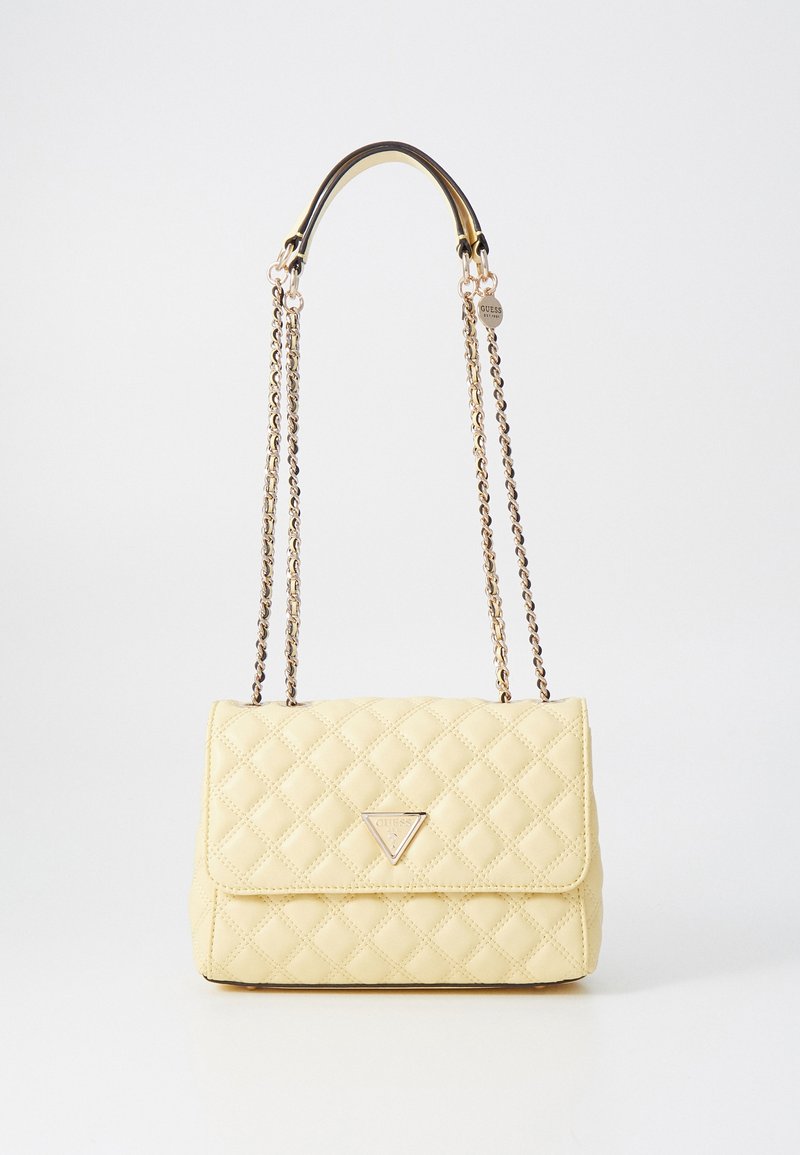 Borsa gialla trapuntata con tracolla a catena color oro e dettaglio con logo triangolare. Texture liscia e chiusura a pattina. Forma rettangolare compatta.