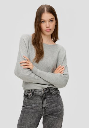 Lichtgrijze geribbelde trui met een brede halslijn en lange mouwen, gecombineerd met grijze high-waisted jeans. Zachte textuur en relaxte pasvorm.